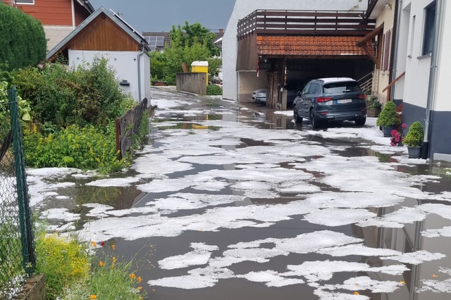 Starkregen während des Gewitters sorgt...n und mit Wasser vollgelaufene Keller. | Foto: Feuerwehr Bad Krozingen Starkregen während des Gewitters sorgt...n und mit Wasser vollgelaufene Keller. | Foto: Feuerwehr Bad Krozingen