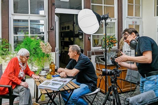 Der Filmclub Lahr dreht im Auftrag des...o Kurz; an der Kamera ist Kai Brndle.  | Foto: Endrik Baublies