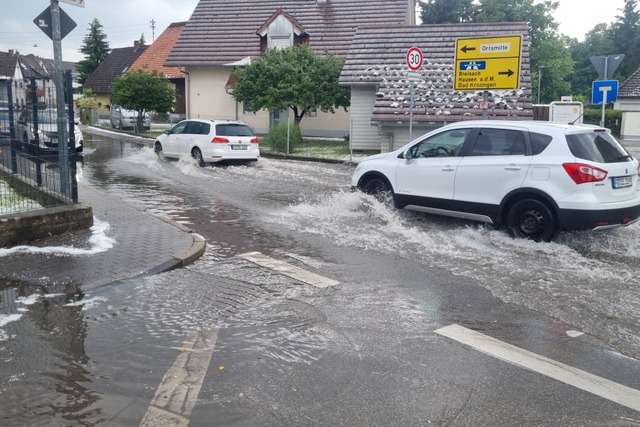 Starkregen während des Gewitters sorgt...n und mit Wasser vollgelaufene Keller. | Foto: Feuerwehr Bad Krozingen Starkregen während des Gewitters sorgt...n und mit Wasser vollgelaufene Keller. | Foto: Feuerwehr Bad Krozingen