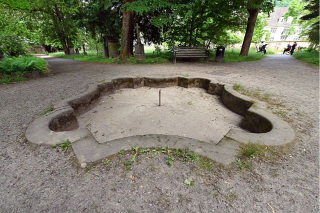 Die Brunnen auf dem Alten Friedhof in Freiburg sind eine knochentrockene Angelegenheit