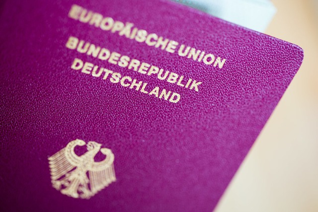 Der deutsche Pass ist ein begehrtes Objekt. | Foto: Rolf Vennenbernd (dpa) Der deutsche Pass ist ein begehrtes Objekt. | Foto: Rolf Vennenbernd (dpa)