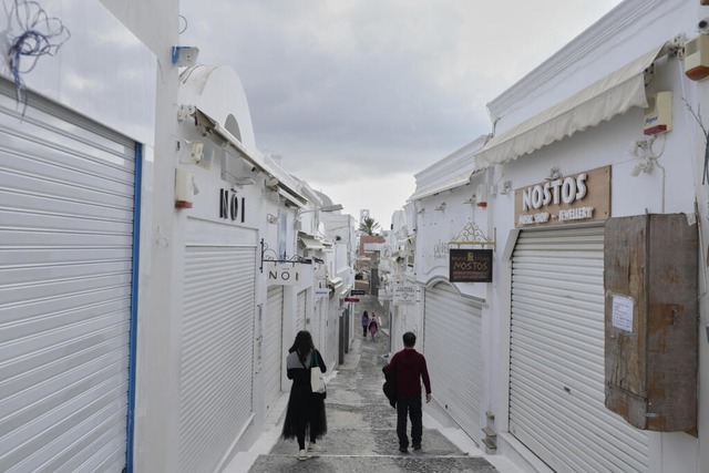 Touristen gehen an geschlossenen Gesch...ieninsel Santorini in Südgriechenland. | Foto: Petros Giannakouris (dpa) Touristen gehen an geschlossenen Gesch...ieninsel Santorini in Südgriechenland. | Foto: Petros Giannakouris (dpa)
