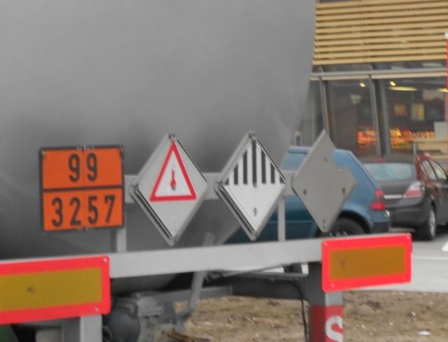 Für Gefahrguttransporte gelten besonders strenge Regeln. | Foto: Langelott Für Gefahrguttransporte gelten besonders strenge Regeln. | Foto: Langelott