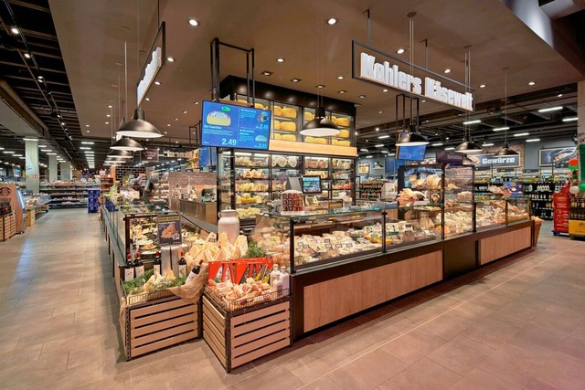 Gut bestckt: Auch an den Frischetheke...r Kseabteilung, ist die Auswahl gro.  | Foto: edeka kohler