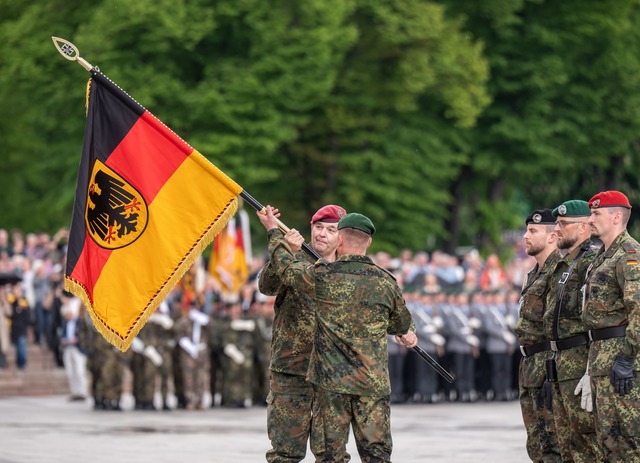 Die Panzerbrigade 45 der Bundeswehr is... Ostflanke der NATO unterst&uuml;tzen.  | Foto: Michael Kappeler/dpa