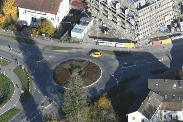 Vermutlich aus gesundheitlichen Grnden: Autofahrerin berfhrt Kreisel und gert auf Abwege