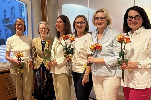 Amtsübergaben und ein Neumitglied beim...dler, Ingrid Stehle und Stefanie Peitz | Foto: Zonta-Club Bad Säckingen Amtsübergaben und ein Neumitglied beim...dler, Ingrid Stehle und Stefanie Peitz | Foto: Zonta-Club Bad Säckingen
