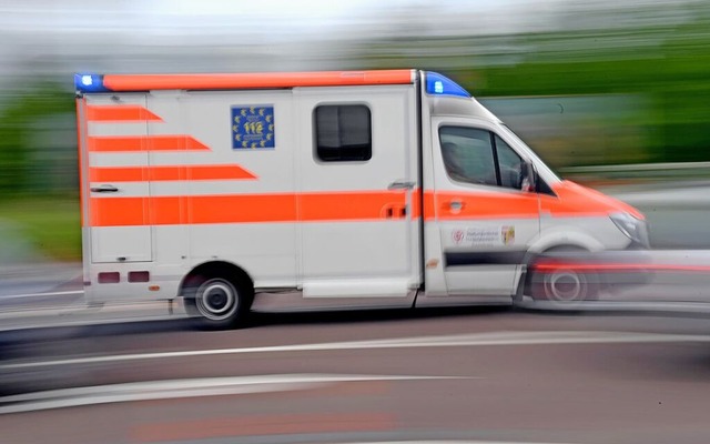 Eine 15-Jährige musste ins Krankenhaus gebracht werden. | Foto: Hendrik Schmidt (dpa) Eine 15-Jährige musste ins Krankenhaus gebracht werden. | Foto: Hendrik Schmidt (dpa)