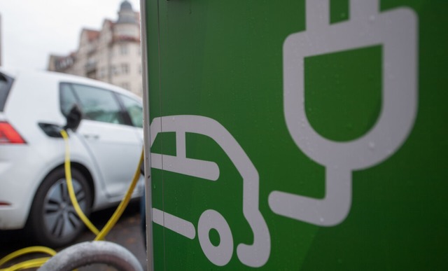Ein Elektroauto wird an einer Ladesäule aufgeladen. | Foto: Hendrik Schmidt (dpa) Ein Elektroauto wird an einer Ladesäule aufgeladen. | Foto: Hendrik Schmidt (dpa)