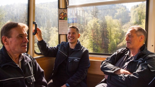 Manfred Bader, Tobias Kunz und Günter Voigt (von links) in der Schauinslandbahn | Foto: Anja Thölking Manfred Bader, Tobias Kunz und Günter Voigt (von links) in der Schauinslandbahn | Foto: Anja Thölking