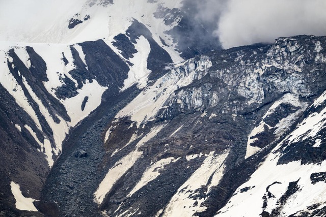 Steine eines Felssturzes vom Kleinen N... auf den Birchgletscher im Lötschental | Foto: Jean-Christophe Bott (dpa) Steine eines Felssturzes vom Kleinen N... auf den Birchgletscher im Lötschental | Foto: Jean-Christophe Bott (dpa)