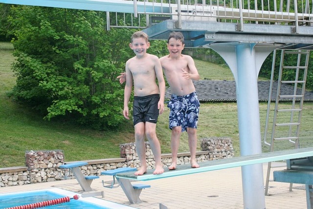 Die beiden Neunjährigen Niklas Mut (li...hon mutig das noch recht kalte Wasser. | Foto: x Die beiden Neunjährigen Niklas Mut (li...hon mutig das noch recht kalte Wasser. | Foto: x
