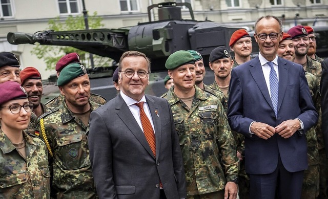 Bundeskanzler Friedrich Merz (CDU, rec... soll die Ostflanke der Nato schützen. | Foto: Michael Kappeler (dpa) Bundeskanzler Friedrich Merz (CDU, rec... soll die Ostflanke der Nato schützen. | Foto: Michael Kappeler (dpa)
