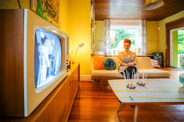 Alles ist knallbunt - aber der alte R&...fernseher kann nur Schwarz-Wei&szlig;.  | Foto: Christoph Reichwein/dpa
