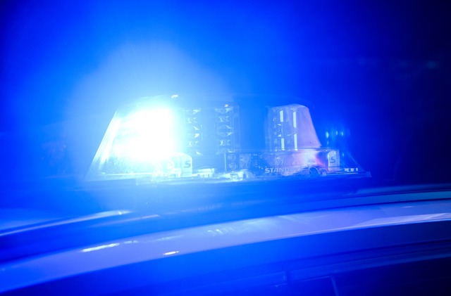 Die Polizei ist weiterhin vor Ort und sichert die Unfallstelle ab. (Symbolbild) | Foto: Julian Stratenschulte/dpa Die Polizei ist weiterhin vor Ort und sichert die Unfallstelle ab. (Symbolbild) | Foto: Julian Stratenschulte/dpa