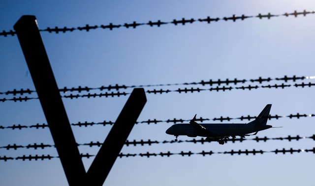 Bei 1.715 der Abschiebungen handelte e...päische Länder. (Archivbild) | Foto: Julian Stratenschulte/dpa Bei 1.715 der Abschiebungen handelte e...päische Länder. (Archivbild) | Foto: Julian Stratenschulte/dpa