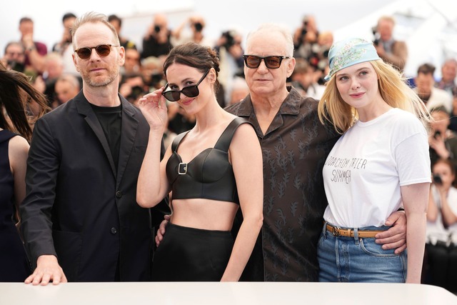 Das Filmteam von "Sentimental Value" in Cannes.  | Foto: Scott A Garfitt/Invision via AP/dpa