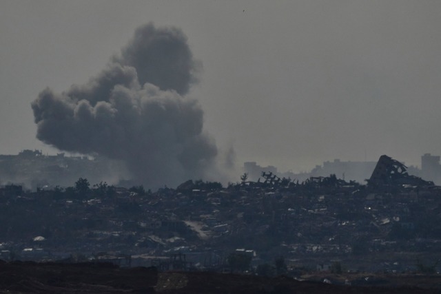 Israel hat erneut Dutzende Angriffe auf den Gazastreifen geflogen. | Foto: Leo Correa/AP/dpa Israel hat erneut Dutzende Angriffe auf den Gazastreifen geflogen. | Foto: Leo Correa/AP/dpa