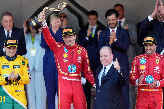 Da lief es noch: Charles Leclerc feier...msieg 2024 neben F&uuml;rst Albert II.  | Foto: Luca Bruno/AP/dpa
