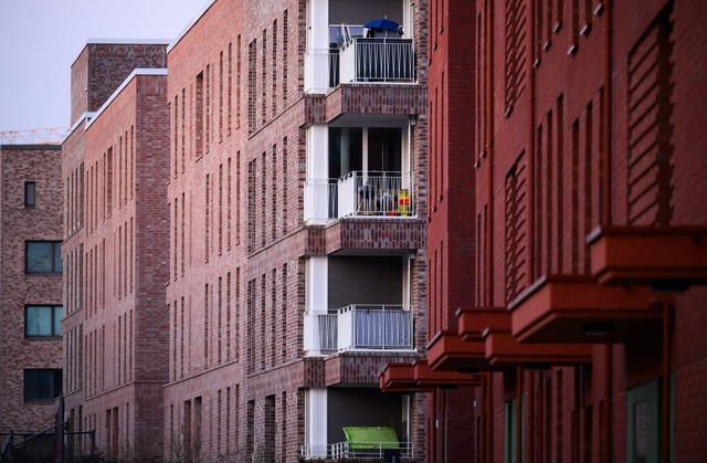 Der Neubau in Deutschland schw&auml;chelt seit Jahren (Archivbild)  | Foto: Julian Stratenschulte/dpa