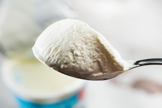 Crème fraîche hat eine angenehm frisch...produkt bringt reichlich Kalorien mit. | Foto: Franziska Gabbert (dpa) Crème fraîche hat eine angenehm frisch...produkt bringt reichlich Kalorien mit. | Foto: Franziska Gabbert (dpa)