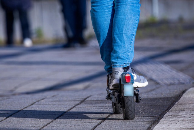 Die Frau war in Tumringen mit einem E-Scooter unterwegs. | Foto: Jens Büttner (dpa) Die Frau war in Tumringen mit einem E-Scooter unterwegs. | Foto: Jens Büttner (dpa)