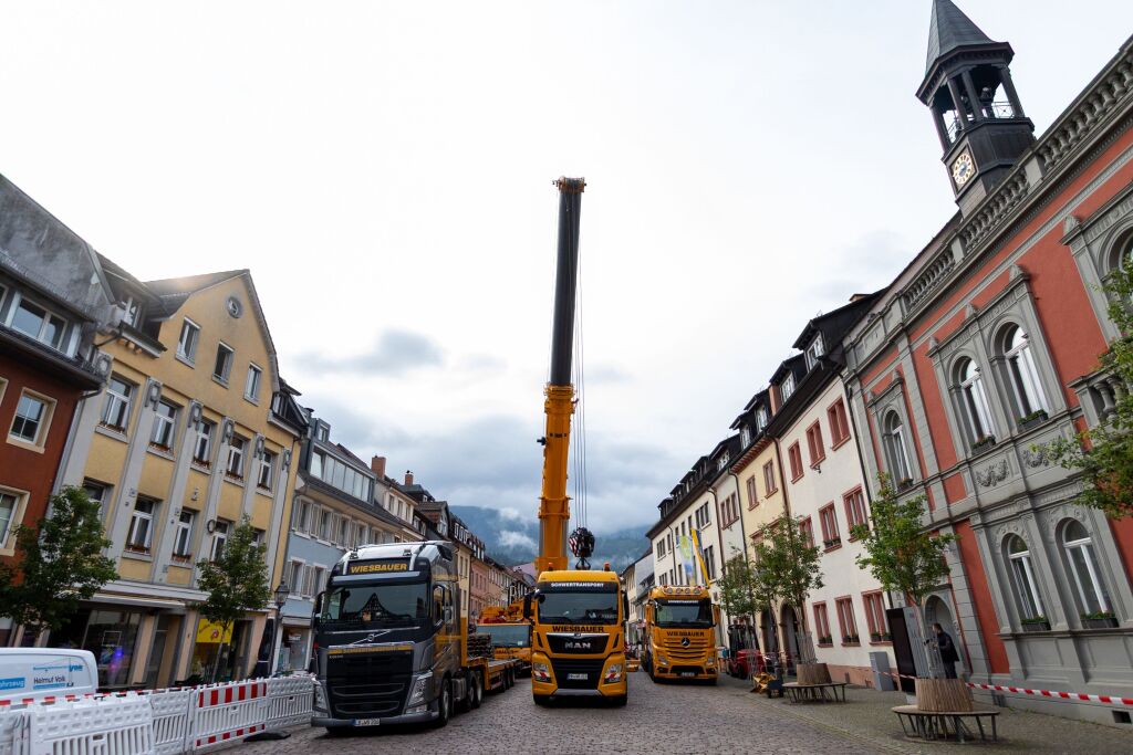 Das Volksbank-Gebäude auf dem Waldkircher Marktplatz wird umgebaut. Dafür braucht es einen Baukran - der steht aus Platzgründen im Innenhof des Gebäudes. Das Volksbank-Gebäude auf dem Waldkircher Marktplatz wird umgebaut. Dafür braucht es einen Baukran - der steht aus Platzgründen im Innenhof des Gebäudes.