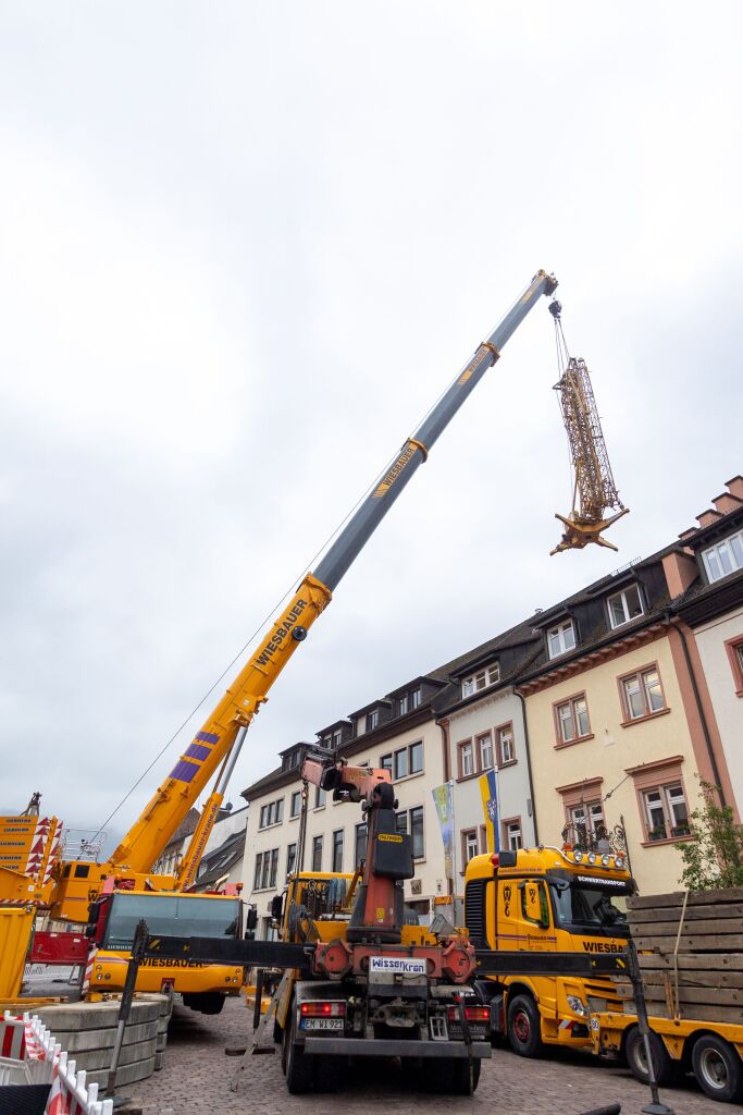 Das Volksbank-Gebäude auf dem Waldkircher Marktplatz wird umgebaut. Dafür braucht es einen Baukran - der steht aus Platzgründen im Innenhof des Gebäudes. Das Volksbank-Gebäude auf dem Waldkircher Marktplatz wird umgebaut. Dafür braucht es einen Baukran - der steht aus Platzgründen im Innenhof des Gebäudes.