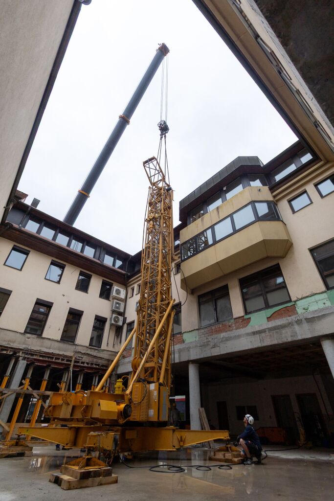 Das Volksbank-Gebäude auf dem Waldkircher Marktplatz wird umgebaut. Dafür braucht es einen Baukran - der steht aus Platzgründen im Innenhof des Gebäudes. Das Volksbank-Gebäude auf dem Waldkircher Marktplatz wird umgebaut. Dafür braucht es einen Baukran - der steht aus Platzgründen im Innenhof des Gebäudes.