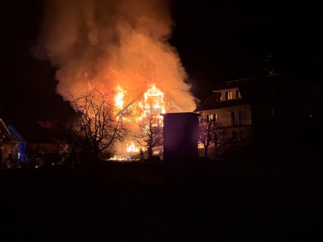 In den frühen Morgenstunden des 7. Mär...Einfamilienhaus in Gresgen in Flammen. | Foto: Claus Meierhofer In den frühen Morgenstunden des 7. Mär...Einfamilienhaus in Gresgen in Flammen. | Foto: Claus Meierhofer