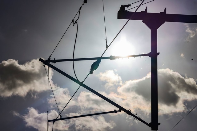 Zwei Arbeiter haben einen Stromschlag ...ner Oberleitung erlitten. (Symbolbild) | Foto: Frank Molter/dpa Zwei Arbeiter haben einen Stromschlag ...ner Oberleitung erlitten. (Symbolbild) | Foto: Frank Molter/dpa