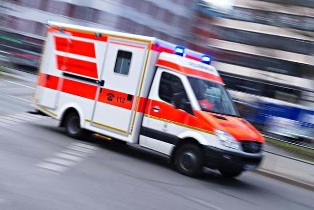 Zur Untersuchung wurde die 72-Jährige in ein Krankenhaus transportiert. | Foto: Nicolas Armer (dpa) Zur Untersuchung wurde die 72-Jährige in ein Krankenhaus transportiert. | Foto: Nicolas Armer (dpa)