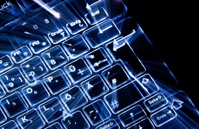 Die Angreifer schrieben unter einer fa...ml;ro der Abgeordneten. (Illustration)  | Foto: Sebastian Gollnow/dpa