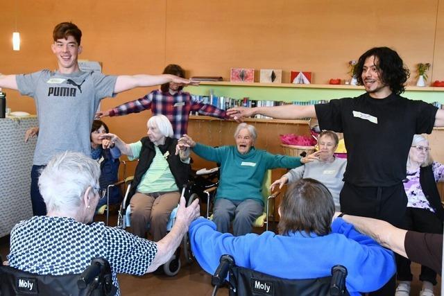 Kompagnie aus Lahr bringt mit Tanzprojekt Bewegung ins Seniorenzentrum von Lrrach-Stetten