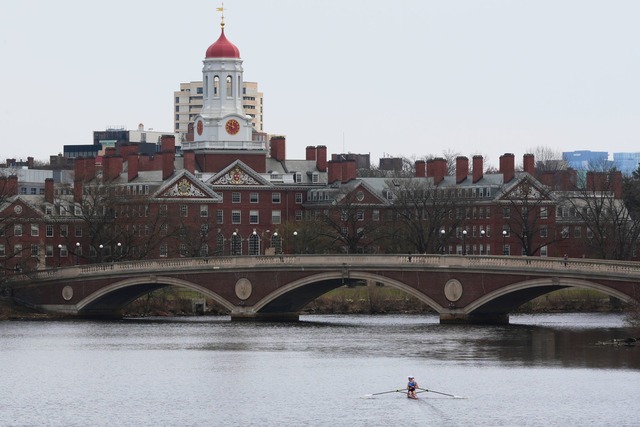 Die Harvard University in Cambridge in...ten Hochschulen der Welt. (Archivbild)  | Foto: Charles Krupa/AP/dpa