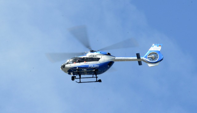 Auch ein Polizeihubschrauber war bei d...er der Freiburger Altstadt im Einsatz. | Foto: Ingo Schneider Auch ein Polizeihubschrauber war bei d...er der Freiburger Altstadt im Einsatz. | Foto: Ingo Schneider