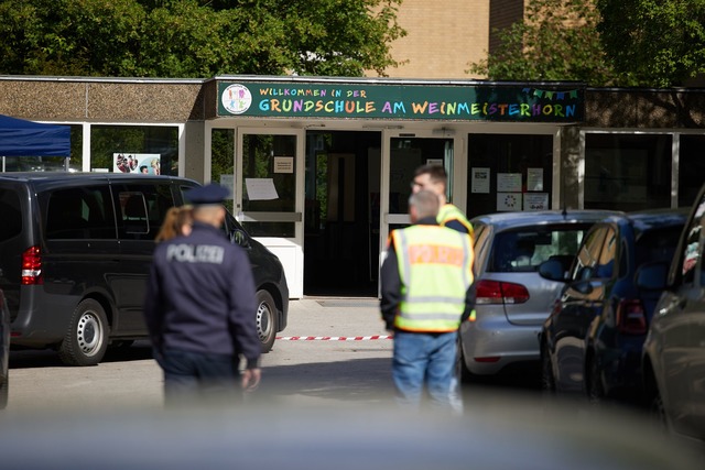 Polizisten stehen vor einer Schule in ...serangriff auf einen Sch&uuml;ler gab.  | Foto: J&ouml;rg Carstensen/dpa