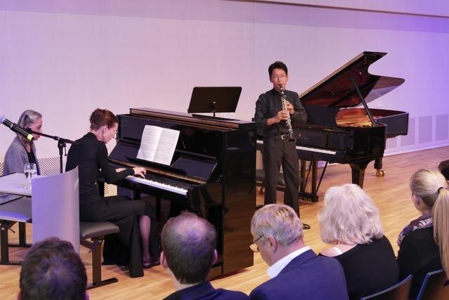 Die Baufirma Moser spendet der BDB-Musikakademie in Staufen ein Klavier