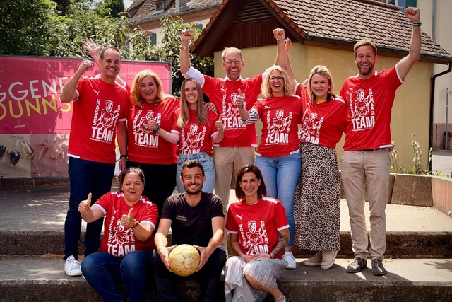Rathausteam in den Farben des FC Augge...in Finale mit viel Strahlkraft spielt.  | Foto: Gemeinde Auggen