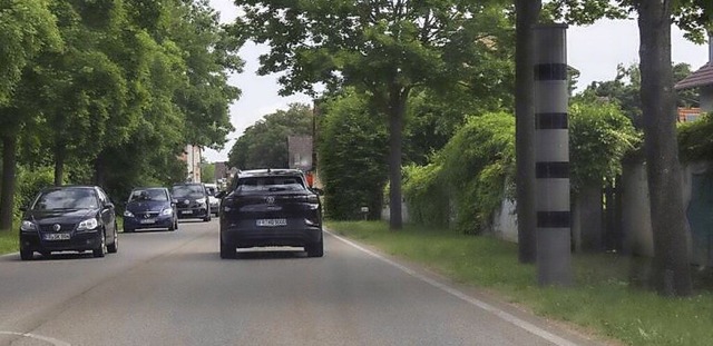 Der Blitzer an der B3 in Hgelheim sp...ch Wirkung auf die Verkehrsteilnehmer.  | Foto: Volker Mnch