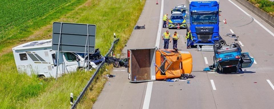 Schwerer Unfall durch Fahrbahnwechsel auf der A5  - Aufhebung der Sperrung erst am Abend