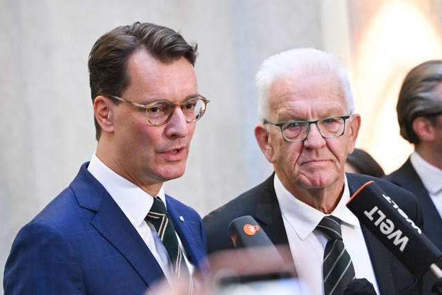 Die Ministerpr&auml;sidenten von NRW u...chen Fu&szlig;ballabend". (Archivbild)  | Foto: Sebastian Christoph Gollnow/dpa