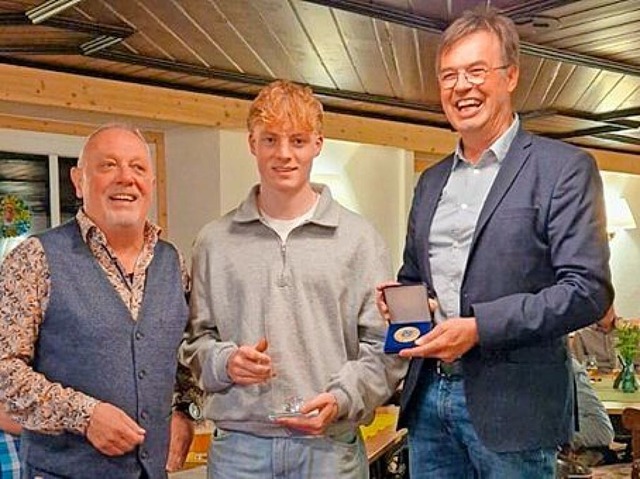 Ehrung fr Max Braun (Mitte) von Karl-Heinz Memer (links) und  Rudolf Isele  | Foto: Skiclub Schluchsee