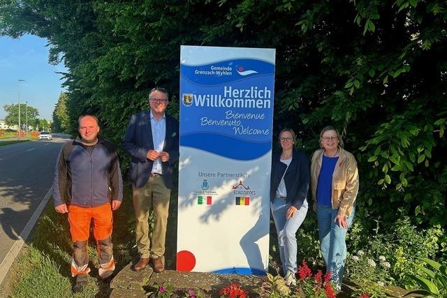 Neue farbenfrohe Stelen zum Gemeindejubilum in Grenzach-Wyhlen