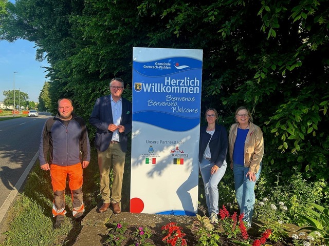Andreas Höferlin (von llinks) von den ...h über die neuen Ortseingangsschilder. | Foto: Gemeinde Grenzach-Wyhlen Andreas Höferlin (von llinks) von den ...h über die neuen Ortseingangsschilder. | Foto: Gemeinde Grenzach-Wyhlen
