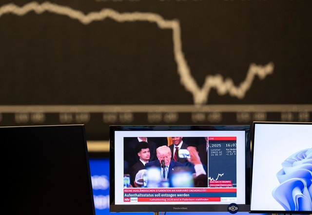 Nach Trumps Ank&uuml;ndigung rutscht der Dax ab.  | Foto: Boris Roessler/dpa