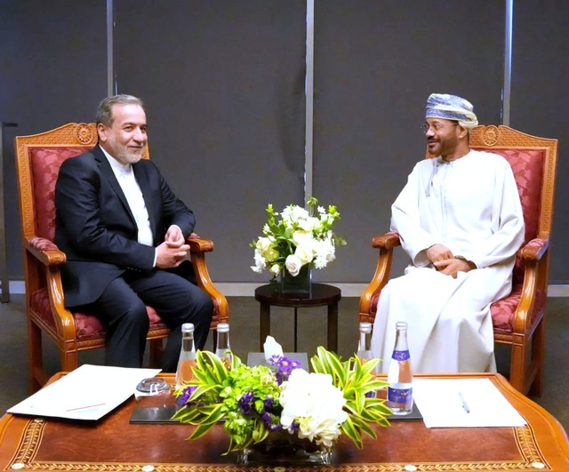 F&uuml;r den Iran verhandelt Au&szlig;...l-Busaidi (r) vermittelt. (Archivbild)  | Foto: Uncredited/Iranian Foreign Ministry via AP/dpa