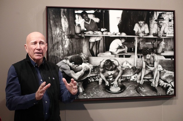 Bekannt wurde Sebasti&atilde;o Salgado mit seinen Sozialreportagen.  | Foto: Eduardo Parra/EUROPA PRESS/dpa