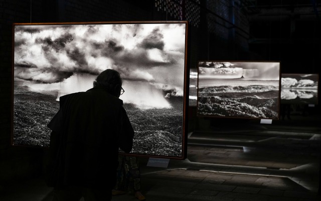 Mit imposanten Landschaftsaufnahmen un...b Salgado  f&uuml;r mehr Umweltschutz.  | Foto: Andre Penner/AP/dpa