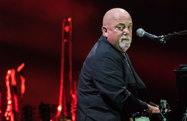 Billy Joel bei einem Konzert in Frankf...r 2016. Der Mann am Klavier ist krank. | Foto: Boris Roessler/dpa Billy Joel bei einem Konzert in Frankf...r 2016. Der Mann am Klavier ist krank. | Foto: Boris Roessler/dpa